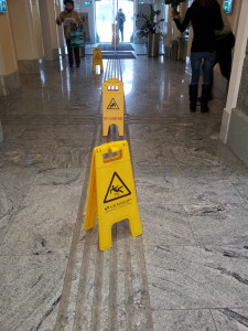 Foto: Rutschgefahr-Schilder auf Blindenleitsystem des Klagenfurter Rathauses