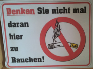 Schild: Denken Sie nicht einmal daran hier zu rauchen!