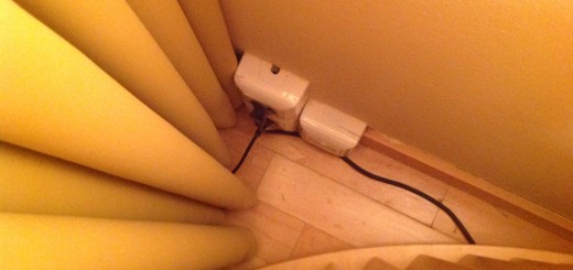 Foto: Steckdose in einem Zimmer des Hotel Falkensteiner hinter dem Schreibtisch versteckt