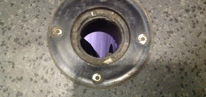 Foto: Loch im Boden einer RailJet Toilette